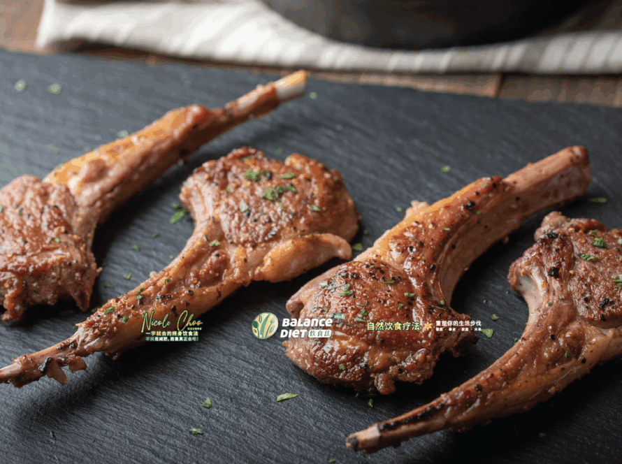 蛋白质,鱼类、猪肉、牛肉、羊肉、海鲜、鸡蛋、乳制品、豆类、坚果，猪油、橄榄油、花生油、芝麻油、亚麻籽油、玉米油、鳄梨油、牛油果、坚果，杏仁、腰果、榛果、鱼类，如三文鱼、沙丁鱼，脂肪，碳水化合物，Carbohydrates，蛋白质，Protein，Fats，脂肪，维生素，Vitamins，矿物质，Minerals，深绿色蔬菜、坚果、全谷物、海鲜、豆类、奶制品，菠菜、羽衣甘蓝，水果、豆类， 膳食纤维，Dietary Fiber，DEqueME饮食法, DEqueME Balance Diet Plus, Nicole Choo