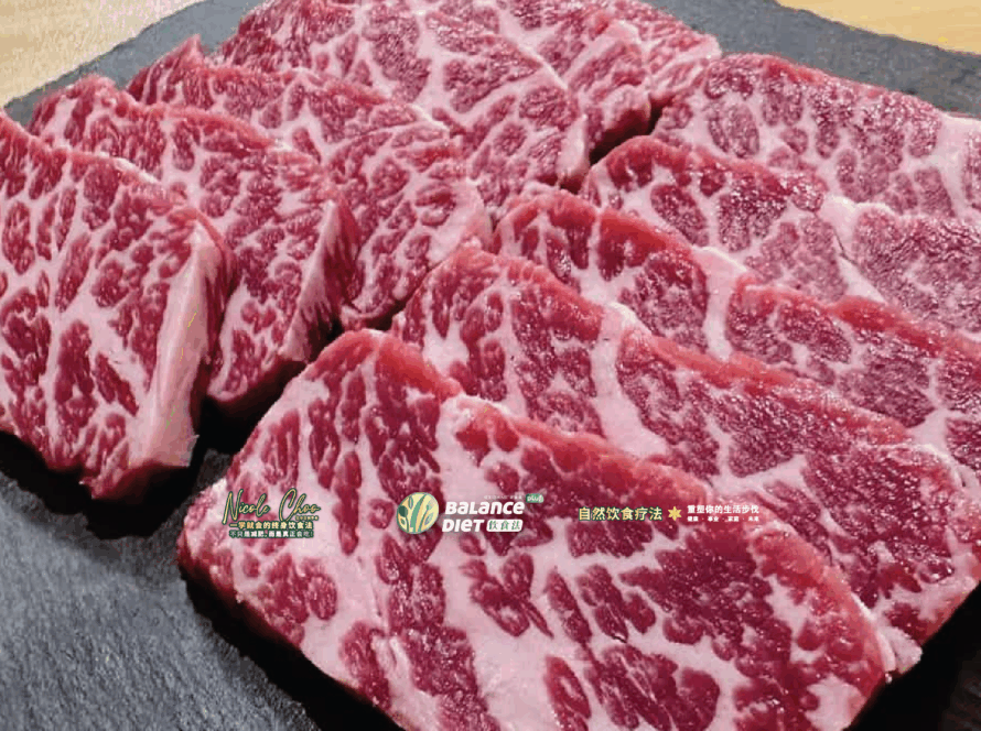 蛋白质,鱼类、猪肉、牛肉、羊肉、海鲜、鸡蛋、乳制品、豆类、坚果，猪油、橄榄油、花生油、芝麻油、亚麻籽油、玉米油、鳄梨油、牛油果、坚果，杏仁、腰果、榛果、鱼类，如三文鱼、沙丁鱼，脂肪，碳水化合物，Carbohydrates，蛋白质，Protein，Fats，脂肪，维生素，Vitamins，矿物质，Minerals，深绿色蔬菜、坚果、全谷物、海鲜、豆类、奶制品，菠菜、羽衣甘蓝，水果、豆类， 膳食纤维，Dietary Fiber，DEqueME饮食法, DEqueME Balance Diet Plus, Nicole Choo