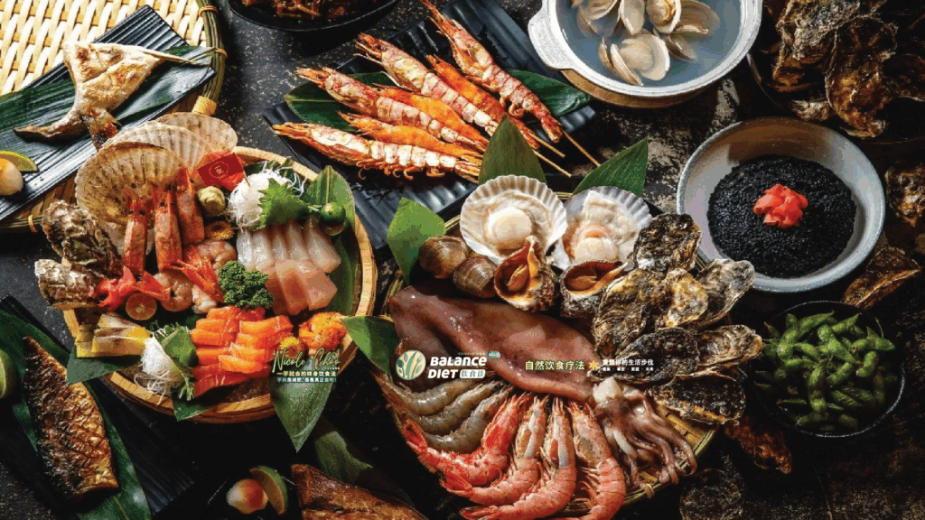 蛋白质,鱼类、猪肉、牛肉、羊肉、海鲜、鸡蛋、乳制品、豆类、坚果,猪油、橄榄油、花生油、芝麻油、亚麻籽油、玉米油、鳄梨油、牛油果、坚果,杏仁、腰果、榛果、鱼类,如三文鱼、沙丁鱼,脂肪,碳水化合物,Carbohydrates,蛋白质,Protein,Fats,脂肪,维生素,Vitamins,矿物质,Minerals,深绿色蔬菜、坚果、全谷物、海鲜、豆类、奶制品,菠菜、羽衣甘蓝,水果、豆类, 膳食纤维,Dietary Fiber,DEqueME饮食法, DEqueME Balance Diet Plus, Nicole Choo